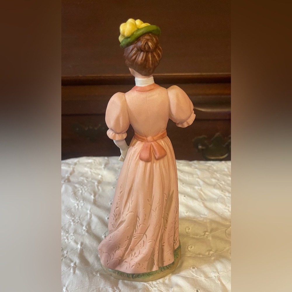 Homco Home Interiors Victorian Lady with Binoculars and Dog #1403 Vintage 8.5 in - Picture 3 of 6